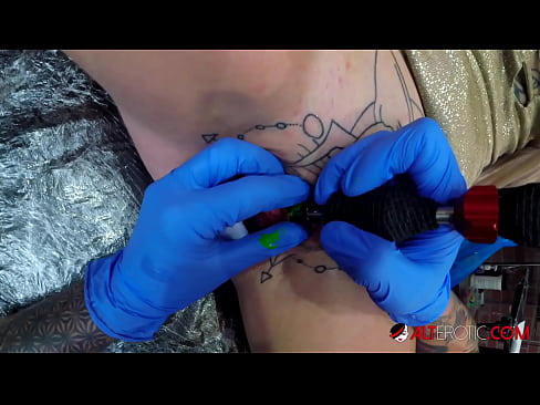 ❤️ Fìor tattooed hottie Sully Savage fhuair tattoo air a clitoris ❤ Bhidio porn aig porn gd.mobilecric.top ☑